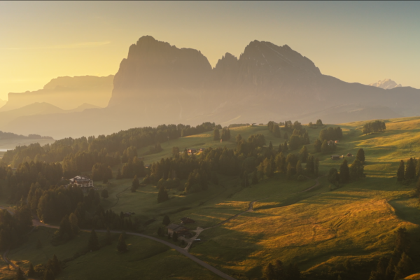 Alpe di Siusi – A Cinematic Flight Through Morning Light